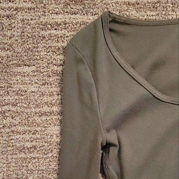 Rib scoop neck long sleeve tee - Picture 5 of 6